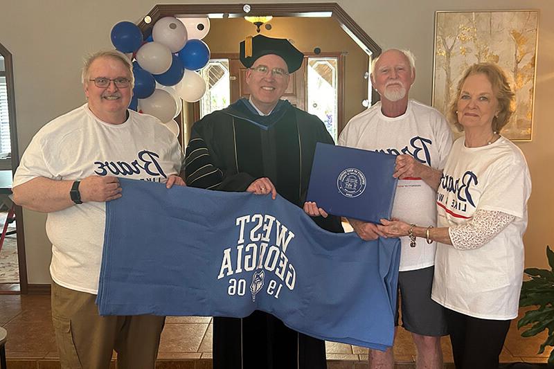 L to R: Mary Ann Hamil Barnes ’68; Mack Barnes; Dr. Jon Preston, 博彩平台推荐 provost and senior vice president; Mark Camp